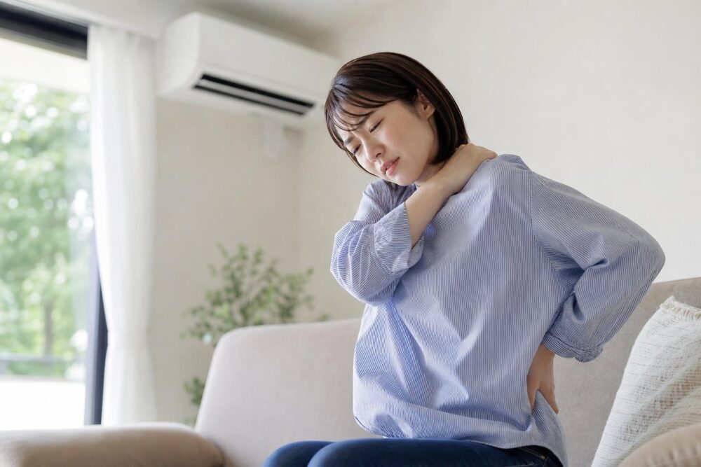 オフィスワーカー必見!エアコン冷えで悪化する腰痛・肩こりと六本木の整骨院で受けるべき施術